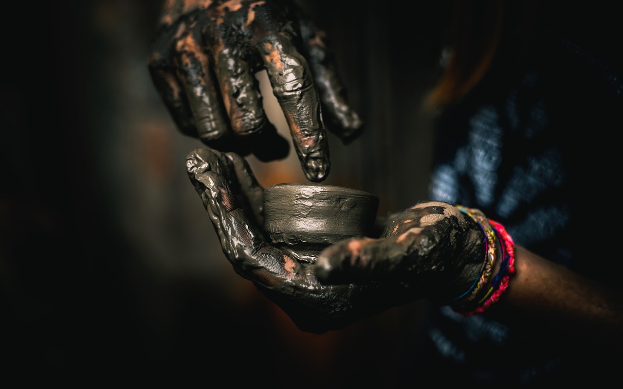 What are the different types of clay used in pottery?